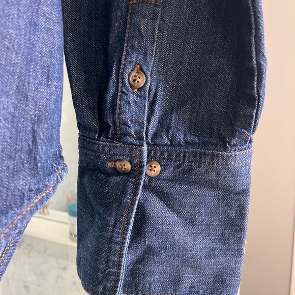 EUC- women’s Frame Denim 100% cotton Italian long sleeved button down shirt. - Picture 2 of 6